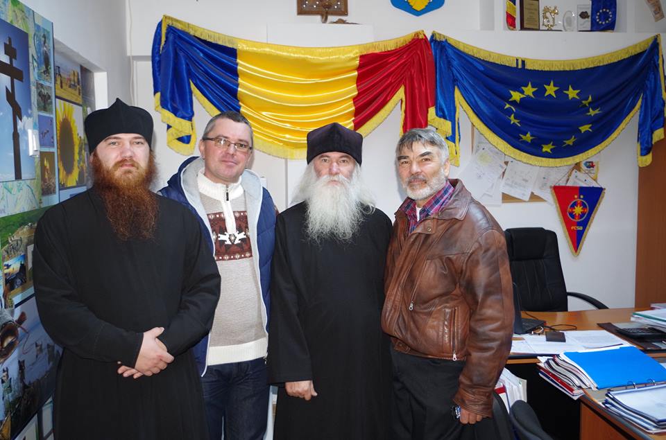 Виталий Феноген, мэр села Сарикёй, с отцом Георгием, отцом Артемием и жителем села Яковом Пахомом