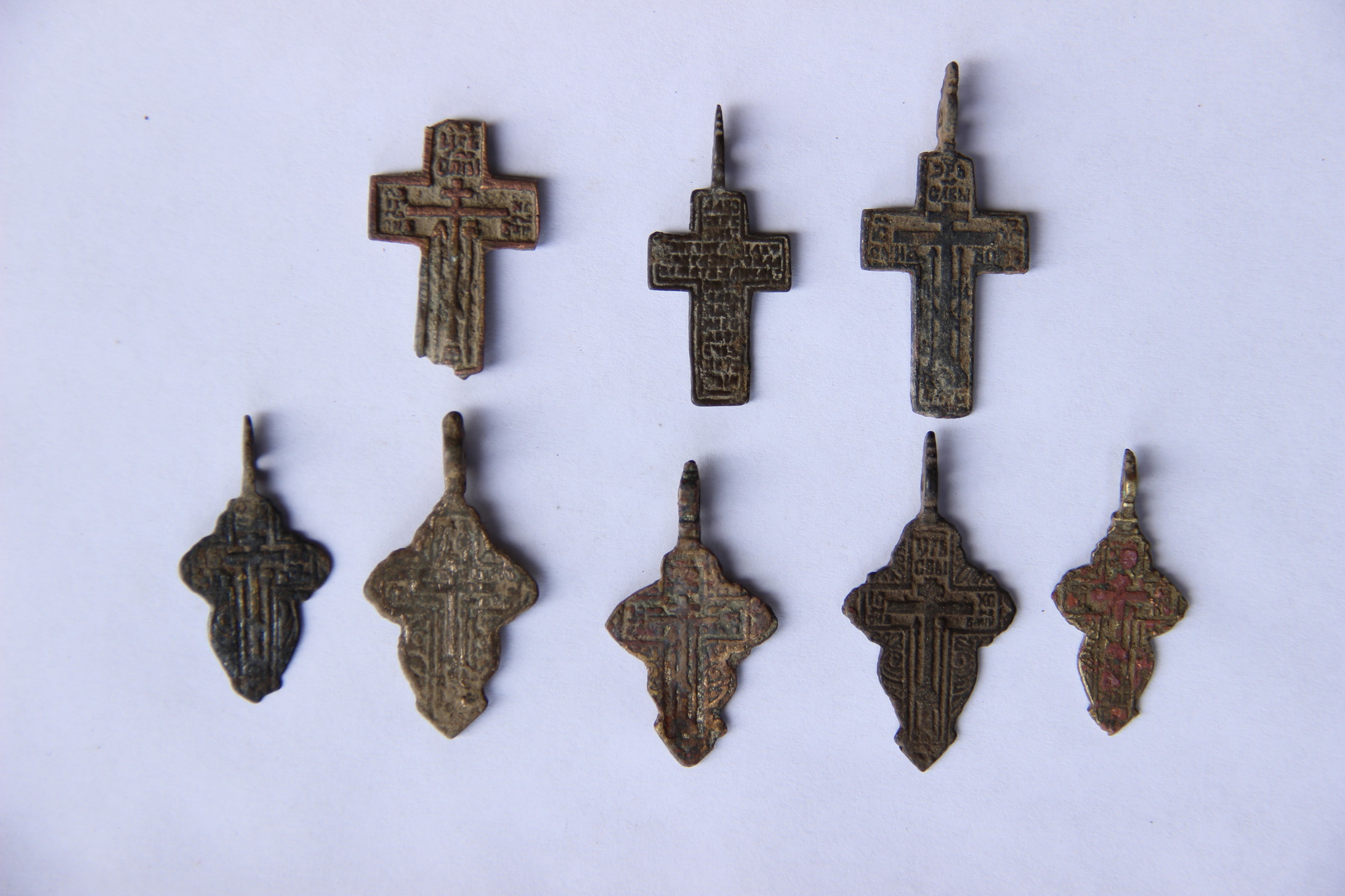 Старообрядческие нательные кресты, найденные Обукосумом Эскерхановым в ходе поисковых работ в окрестностях ст. Калиновской