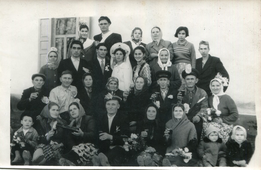  Свадьба Тараненко В. И. и Т. Д. в ауле Кошехабль в 1962 г. Дружок и дружка справа и слева от жениха и невесты - адыгейцы